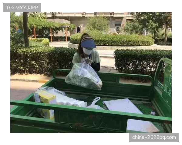 丁霞训练完直接瘫地上啃香蕉，这自律狠人连吃个水果都像在抢时间