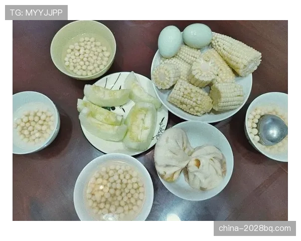 刚看到冯彦哲的生活照，训练硬汉下了场就成了五星早餐常客，差距感炸裂