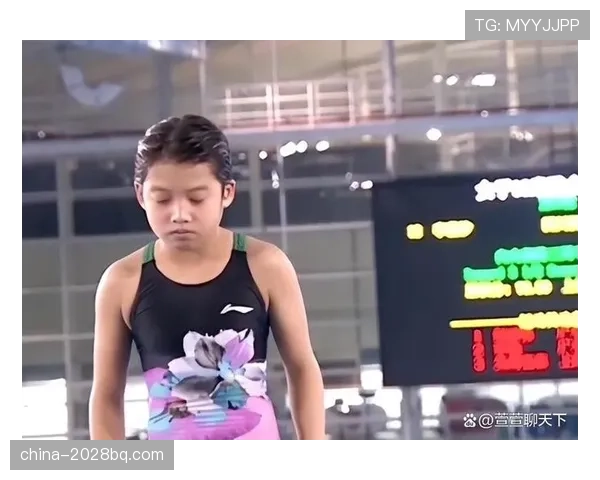 崔家溪训练完直接啃冰块解渴，这自律程度我真看傻了